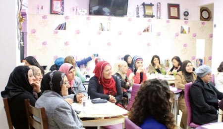 لنا راي .. مقهى  نسا كفيه   للنساء فقط ..اصحوا يا عرب فهذا ليس تطور ولا حرية .. هذه الهاوية النسائية  